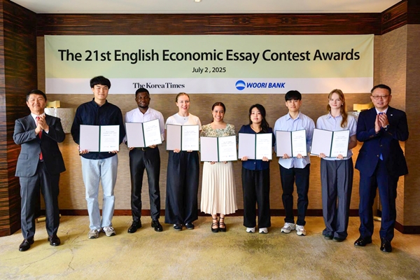 시상식 (왼쪽에서 세번째가 마르우코 펠릭스)