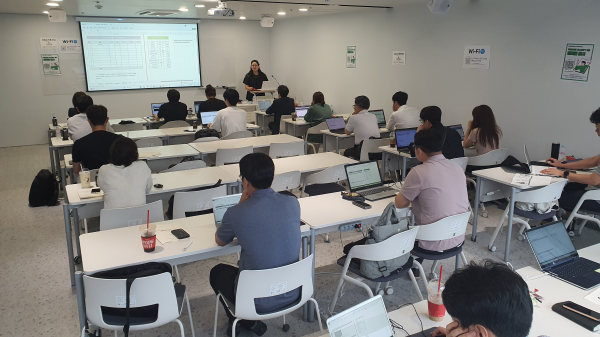 지역 기업 임직원 대상 ‘엑셀 ChatGPT 활용’ 실무 교육 진행 모습