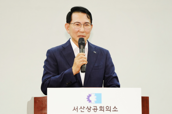 지난 15일 베니키아 호텔에서 열린 서산상공회의소 경제포럼에서 인사말하는 이완섭 시장
