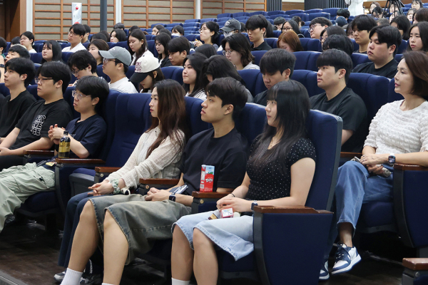 순천향대 재학생들이 ‘글로컬대학 설명회’에 참석해 사업 취지와 방향에 대한 설명을 듣고 있다.