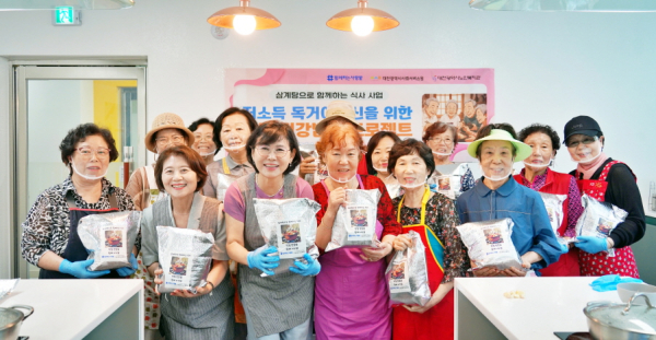 저소득 독거노인을 위한 삼복(三伏) 맞이 삼계탕 지원 행사 모습