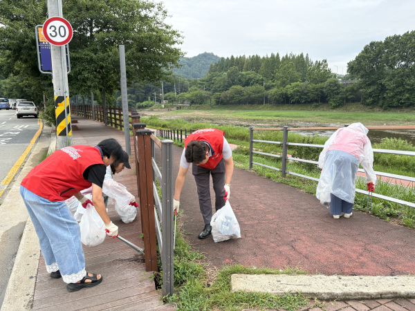 유등천 플로깅 봉사활동 모습