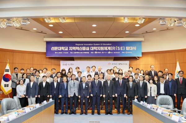 참석자 기념 단체 사진(중앙 문성제 총장)