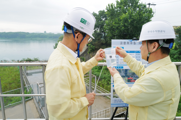 16일 윤석대 한국수자원공사 사장(사진 오른쪽)이 경북 고령군 소재 고령취수장에서 원수의 수질 상황을 살펴보고 있다.