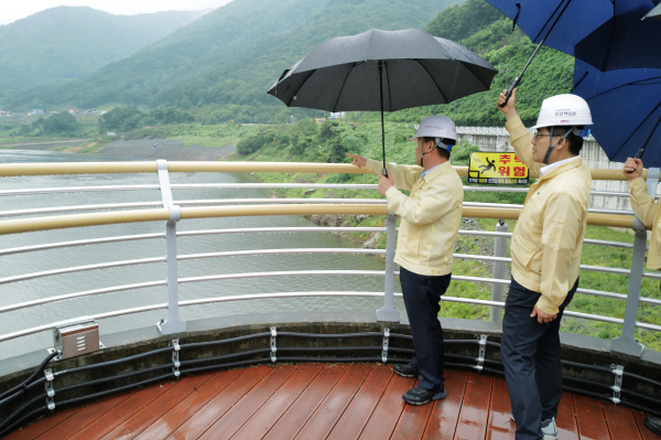 16일, 윤석대 한국수자원공사 사장(사진 가운데)이 경북 영천시 소재 보현산댐 정상에 있는 공도교에서 인근 녹조 현황을 점검하고 있다.