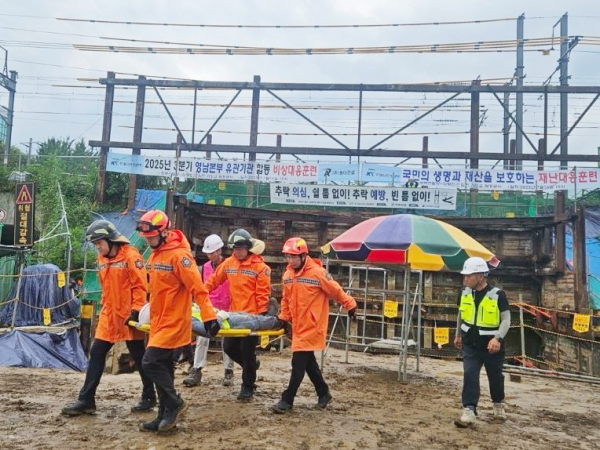 영남본부 및 유관기관이 함께 16일 경부선 임천가도교에서 비상대응훈련을 시행하고 있다.