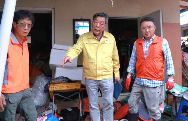 17일 침수피해 현장을 방문해 피해 상황을 점검 중인 가세로 군수(태안읍 침수피해 가구 방문)