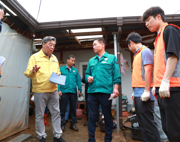 17일 침수피해 현장을 방문해 피해 상황을 점검 중인 가세로 군수.