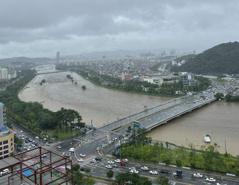 14일 홍수경보에 따라 대전 갑천 만년교 차량이 통제되고 있다. (사진=대전시)