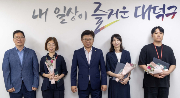 17일 구청 구민의 사랑방에서 민원응대 우수 공무원 시상식을 마친 후 기념 촬영