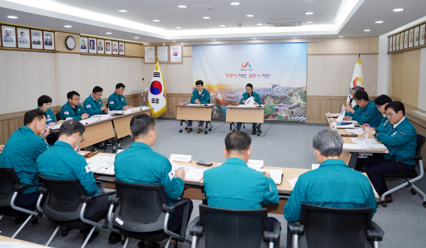 지난 17일 오후 6시 시청 상황실에서 열린 집중호우 대비 간부회의 모습