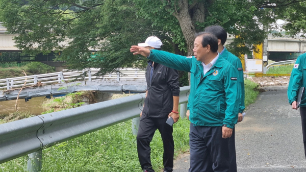 소정면 광암교를 현장 방문한 최민호 시장