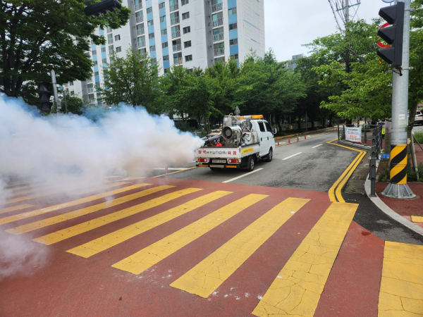 지난 19일 침수 피해지역을 대상으로 방역이 진행되는 모습