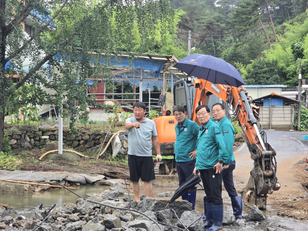 호우피해 현장을 찾아 점검 중인 김돈곤 청양군수