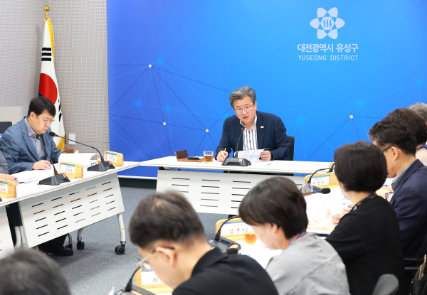 정용래 유성구청장이 21일 열린 간부회의에서 강조 사항을 전달하고 있다.