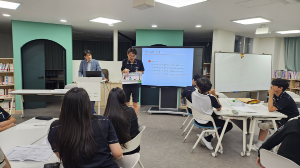 ‘건축사와 함께하는 청소년 건축여행’에 참여한 학생들이 직접 설계한 공간 모형에 대해 발표하고 있다.