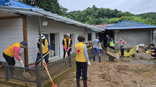 집중호우로 인한 수해 복구 현장에서 구슬땀 흘리는 봉사자들