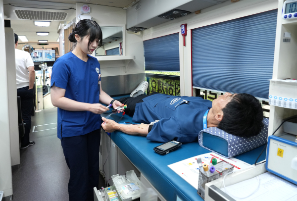 사랑의 헌혈 운동 참가 모습