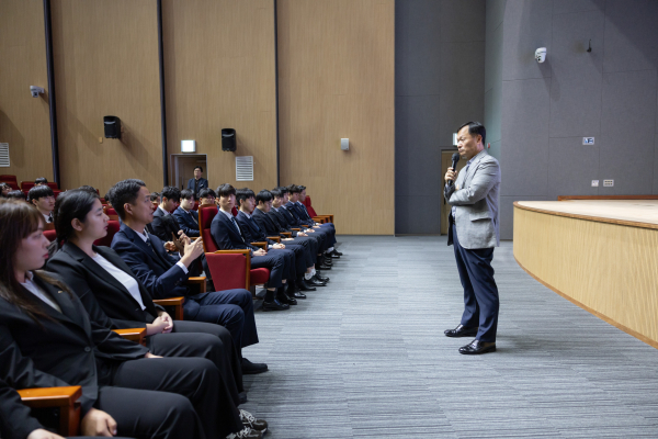지난 21일 대전 한국발전인재개발원에서 상반기 신입사원 113명을 대상으로 이정복 사장의 특강 진행 모습