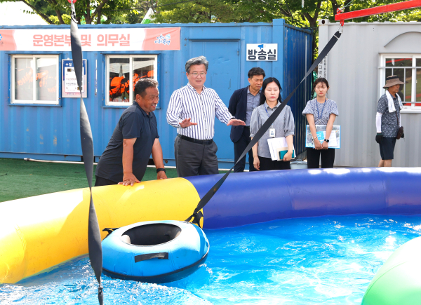 지난 21일 정용래 유성구청장이 개장을 앞둔 연구단지 종합운동장내 어린이 물놀이장을 점검하고 있다