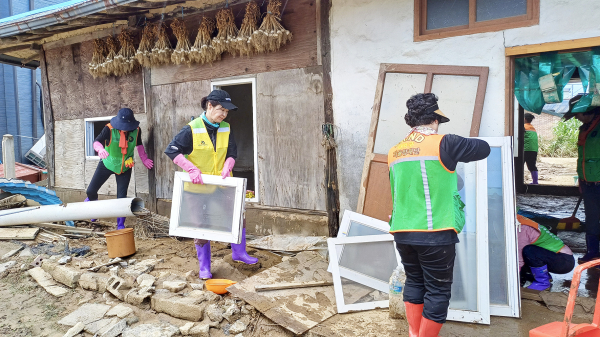 지난 21일 집중호우로 큰 피해를 입은 충청남도 아산시 염치읍 곡교1리를 방문해 파손된 가재도구 정리 등 복구 작업 진행 모습