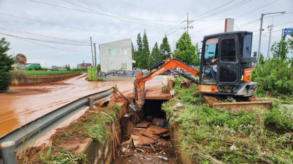 서산시가 집중호우 피해로 인한 응급 복구에 총력을 기울이고 있다.