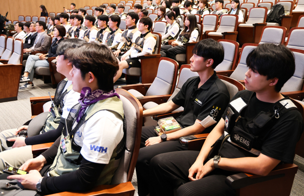 제2회 순천향 국토대장정 출정식에 참가한 학생들이 일정 및 코스 안내를 경청하고 있다.