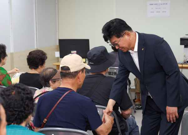 최충규 대덕구청장이 23일 대덕구 법2동 행정복지센터를 찾아 민생회복 소비쿠폰 지급 업무 현장을 점검하고 구민들과 인사를 나누고 있다.]