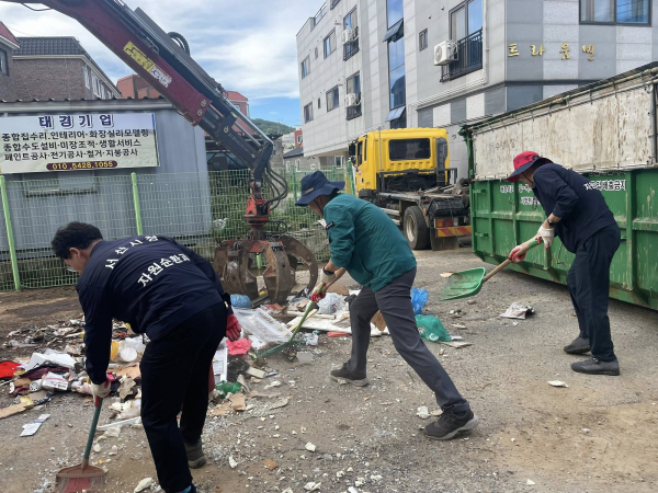 지난 22일, 읍내동 양유정 일원에서 진행된 수해 쓰레기 수거 활동 모습