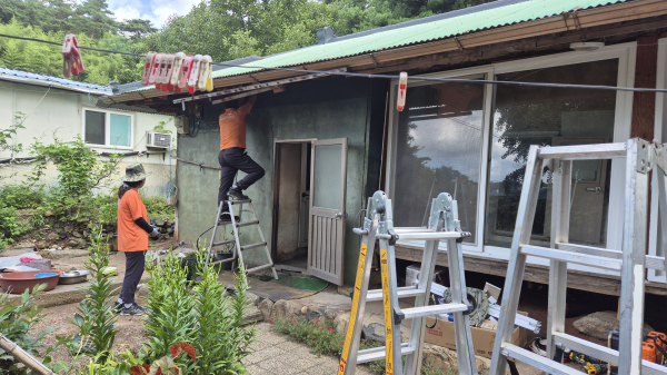 그린나래봉사단, 청라면 어르신 가구 주거환경 개선 봉사활동 진행 모습