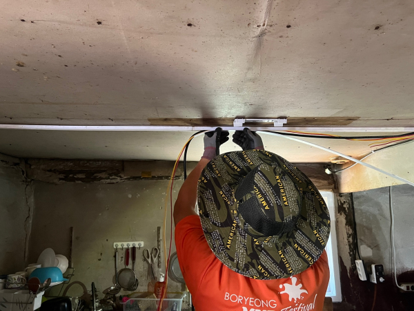 그린나래봉사단, 청라면 어르신 가구 주거환경 개선 봉사활동 진행 모습