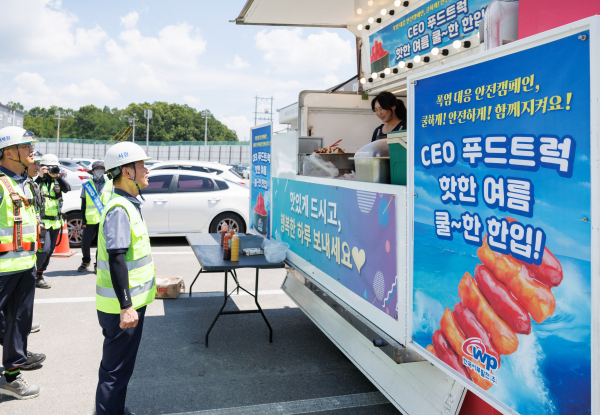 이정복 서부발전 사장(오른쪽 두 번째)이 푸드트럭을 찾아 인사하는 모습