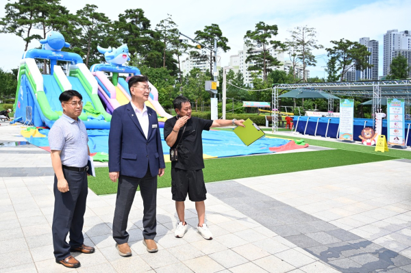 지난 23일 중촌문화공원 어린이 물놀이장 안전점검을 하고 있는 김제선 중구청장