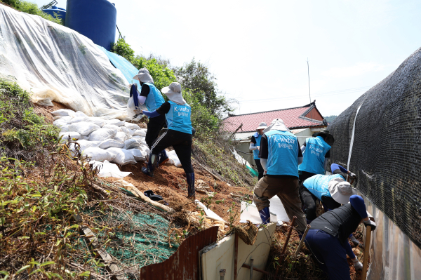 24일 한국수자원공사 물사랑나눔단이 충남 서산시 성연면 소재 지역 농가의 피해 복구를 지원하고 있다.