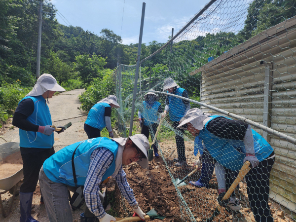 24일 한국수자원공사 물사랑나눔단이 충남 서산시 성연면 소재 지역 농가의 피해 복구를 지원하고 있다.