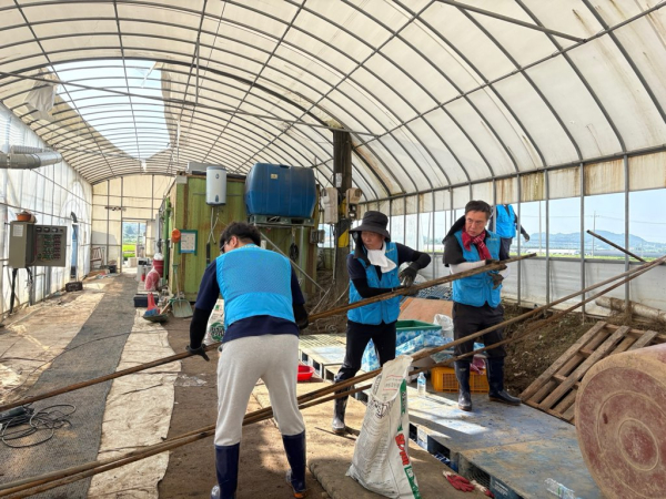 24일 충남 예산군 중예리와 홍성군 금마면 화양리 농촌마을을 찾아 수해복구 봉사 모습