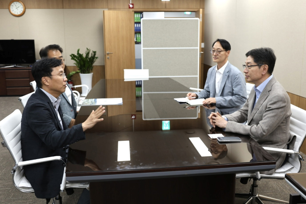 강주엽 행복청장(테이블 앞열 왼쪽)이 지방시대위원회를 방문해 김경수 위원장(테이블 앞열 오른쪽)과 면담하고 있다