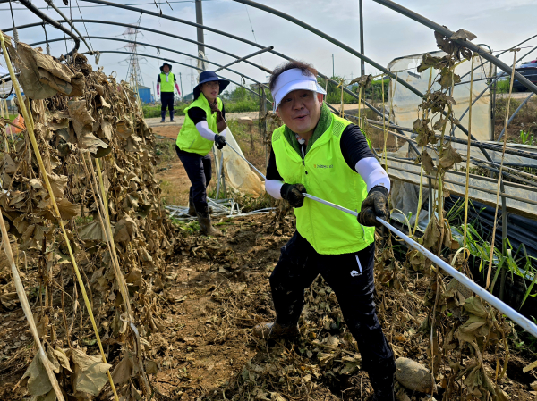 이기범위원장(오른쪽)과 농협 직원들이 수해복구작업을 하고 있다.