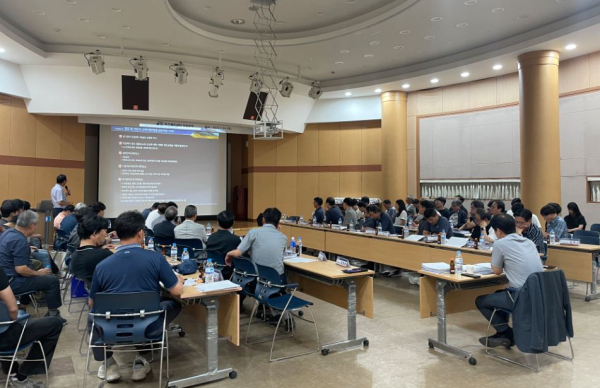 24일, 협력사와 함께 노후 철도시설물 정밀안전진단 기술 향상 워크숍을 시행하고 있다.