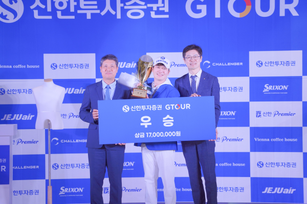 ‘2025 신한투자증권 GTOUR’ 5차 대회 시상식에서 (왼쪽부터)골프존 박강수 대표, 우승자 최민욱, 신한투자증권 자산관리영업본부 박세현 본부장이 기념사진