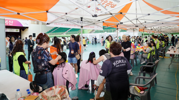 지난 27일 서산시민체육관에서 열린 외국인 의료지원 자원봉사 진행 모습