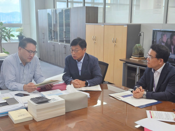 국비확보 건의 모습(왼쪽부터) 유병서 기획재정부 예산실장, 이승원 경제부시장, 노진욱 시 예산담당관