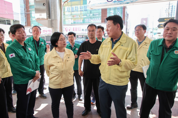 한성숙 중기부 장관 수해현장 당진전통시장 방문 모습