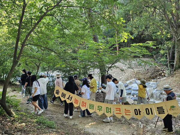 지난 25일 국립대전숲체원에서 북한이탈주민 대상 ‘별빛따라 걷는 숲마실’ 캠프 참가자들이 숲을 걷고 있다.