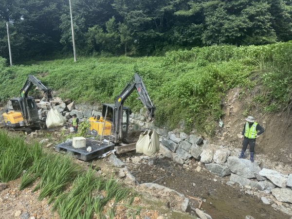 응급복구 작업을 하는 모습