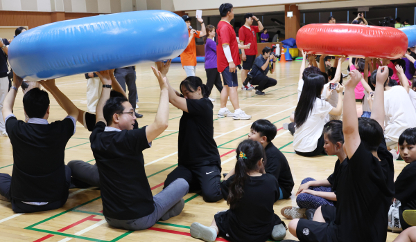 박희조 동구청장이 명랑운동회에 참여해 아이들과 운동을 하고 있다.