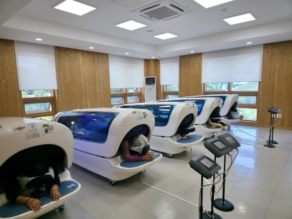 산불 피해 주민이 치유장비 체험을 하고 있는 모습.