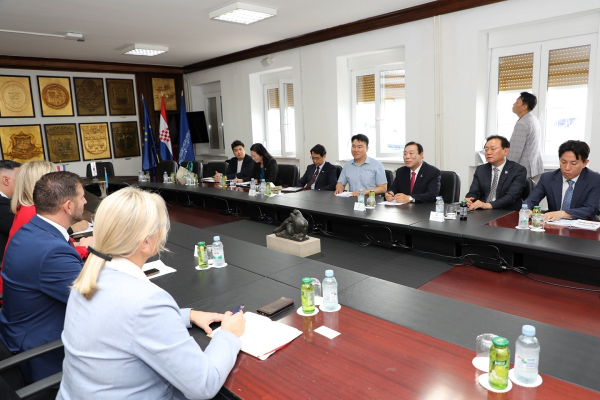 세종시가 크로아티아 제2의 도시이자 아드리아해 대표 항구도시인 스플리트시와 우호협력도시 양해각서(MOU) 체결식 모습