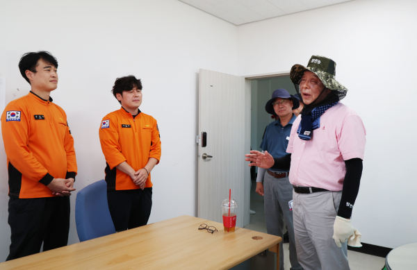 지난 28일 남면 몽산포 해수욕장을 찾아 점검 중인 가세로 군수.