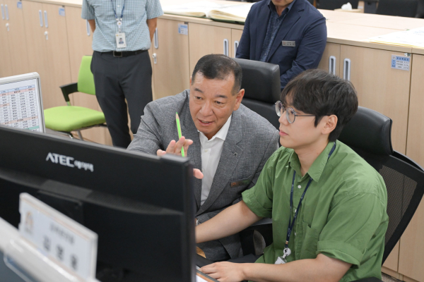 최원철 공주시장, 민원 최일선 공무원 애로사항 청취 모습